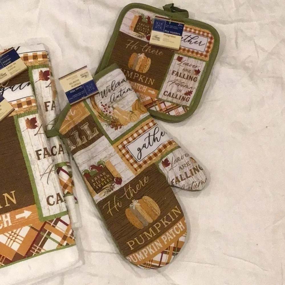 NWT Pumpkin Patch Dish Towel Set With Oven Mitt and Pot Holders